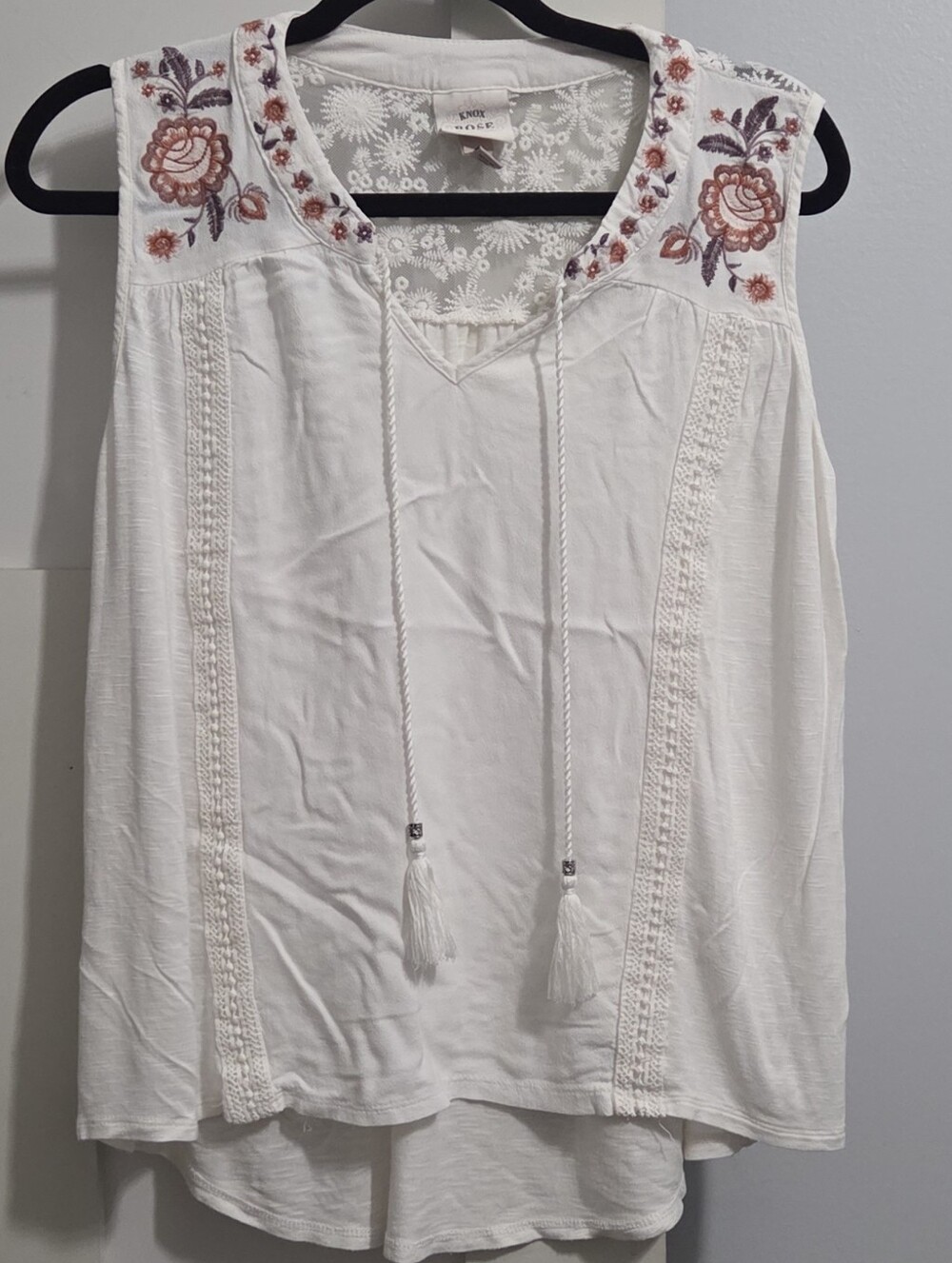 Knox Rose White Sleeveless Embroidered Tassel Camisole
